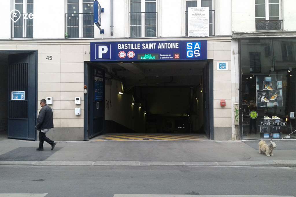 Paris - Bastille - Rue du Faubourg Saint Antoine - Parking réservable en ligne - Paris